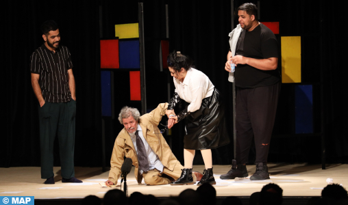 Présentation par la troupe Chamat de la pièce théâtrale "Barid"