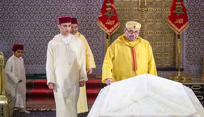 SM le Roi, Amir Al Mouminine, se recueille sur la tombe de Feu SM le Roi Mohammed V