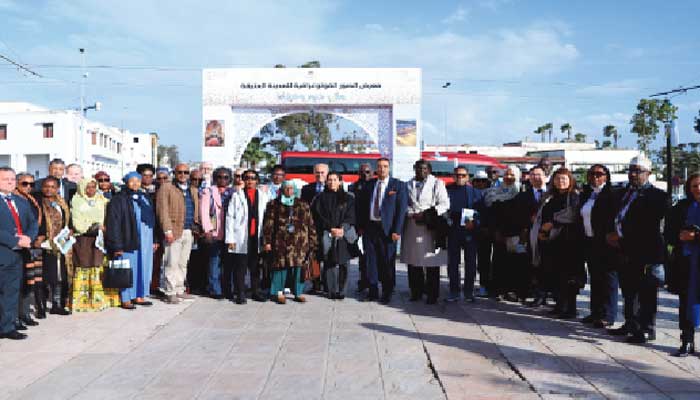 Des ambassadeurs accrédités au Maroc visitent une exposition itinérante de photographies de l’ancienne médina de Salé