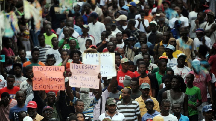 Les deux camps dans la rue après le report des élections en Haïti