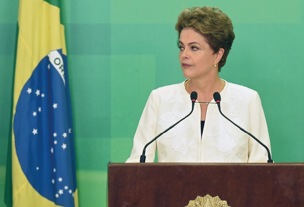 La présidente Dilma Rousseff au bord du KO