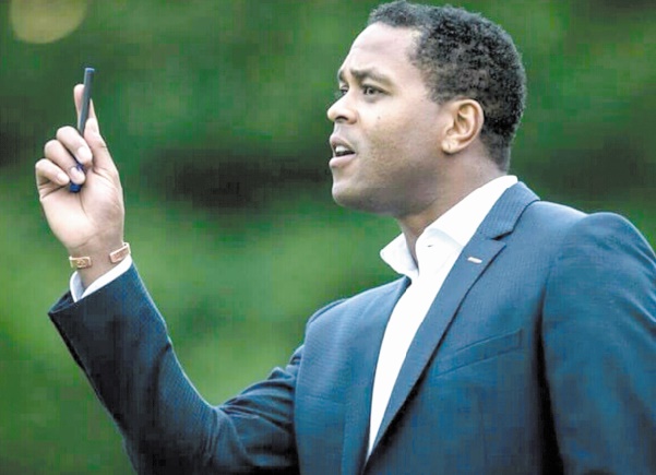 Patrick Kluivert nommé directeur du football du Paris SG