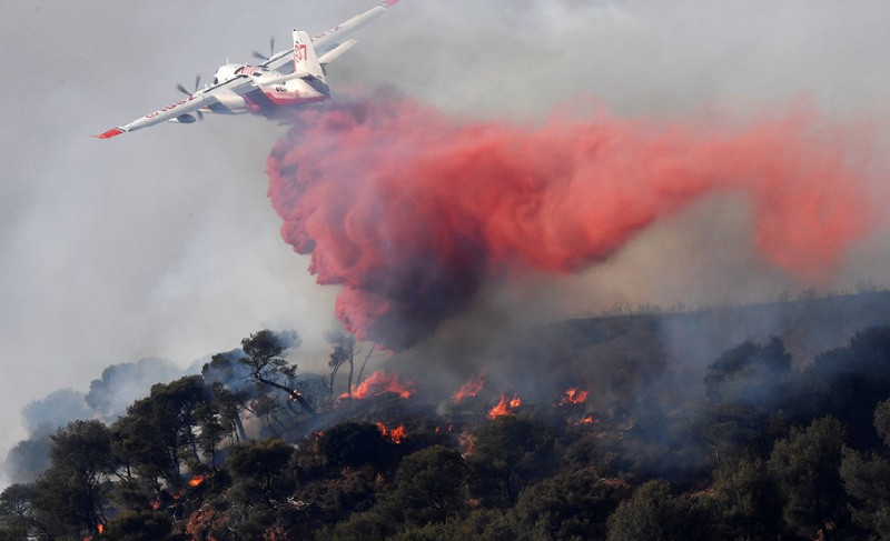 3.300 hectares brûlés dans de violents incendies attisés par des vents violents dans le sud de la France