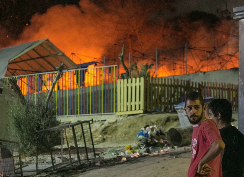 Un gigantesque incendie ravage le camp de migrants de Moria à Lesbos