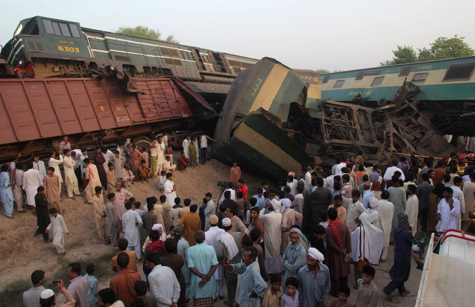 17 morts dans une collision de trains dans une gare au Pakistan