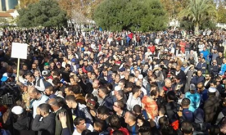 Une foule en colère à l'enterrement du journaliste Mohamed Tamalt