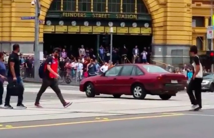 Un conducteur fou fonce dans la foule à Melbourne, au moins trois morts