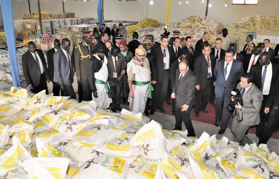 Don humanitaire Royal au profit de la population  Sa Majesté le Roi Mohammed VI, accompagné du Président de la République du Soudan du Sud, Salva Kiir Mayardit, a procédé, jeudi à Juba à la remise d'un important don humanitaire au profit de la population de ce pays de l'Afrique de l’Est.  Le don Royal offert par la Fondation Mohammed VI pour le Développement durable, et qui s’inscrit dans le cadre de la solidarité agissante du Royaume du Maroc avec les pays frères du continent africain, est composé de 267,5 tonnes de différentes denrées alimentaires.  Il comprend également 70 tonnes de tentes, 10 tonnes de couvertures et 10 tonnes d’équipements de cuisson destinés aux populations sud-soudanaises du camp des déplacés.  Ph. MAP