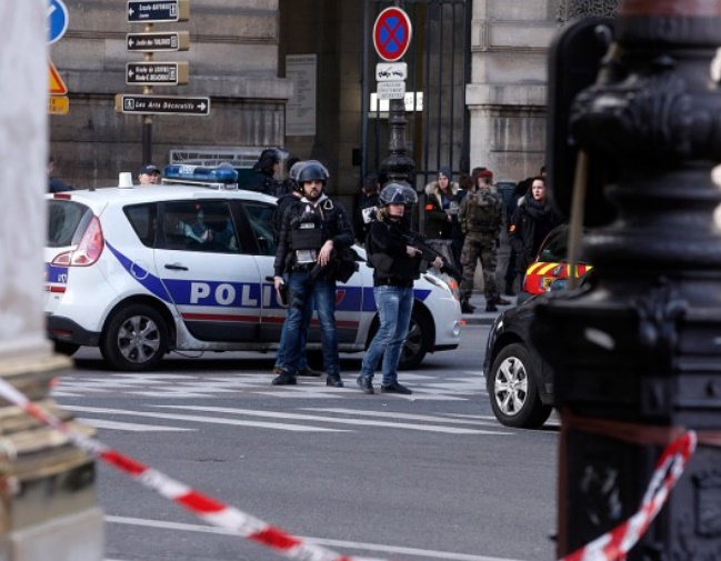 Attaque "à caractère terroriste" de militaires près du musée du Louvre