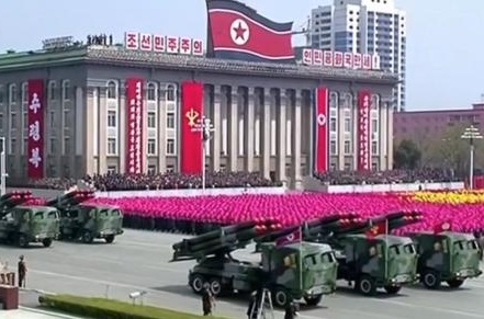 Pyongyang célèbre l’anniversaire  de l’armée par un grand exercice militaire