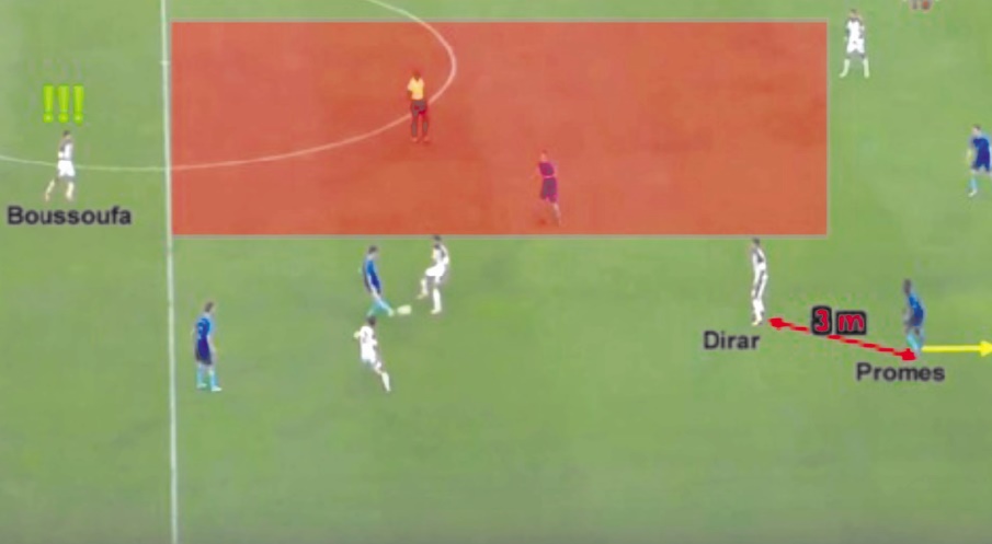 Sur l'image, outre le No Mans land devant la défense (Zone Rouge) causé par l'incompréhensible  positionnement de Mbarek Boussoufa, censé être le second milieu défensif, Nabil Dirar, après avoir battu Quincy Promès dans le duel aérien, est concentré sur le ballon et lâche le marquage de son  adversaire qui fait un appel dans son dos (flèche jaune). Lancé dans la profondeur avec un boulevard devant lui, et alors que Dirar ne réussira jamais à rattraper son retard, l'ailier néerlandais adresse un  centre parfait pour Janssen qui a le temps de contrôler le ballon de la poitrine avant de tromper Munir.