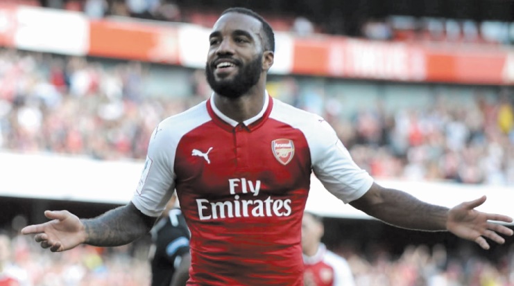 Lacazette marque et se blesse