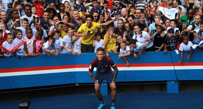 "Ici c'est"... Neymar! Le Parc des Princes célèbre sa nouvelle star