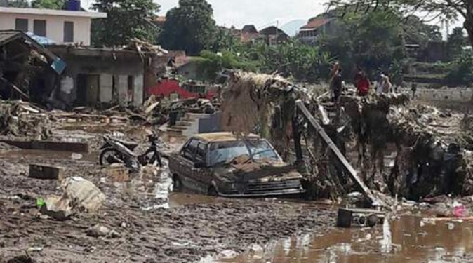 Au moins 19 morts dans des glissements de terrain en Indonésie