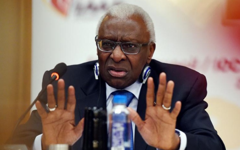 Corruption : Lamine Diack reste  interdit de quitter le territoire français