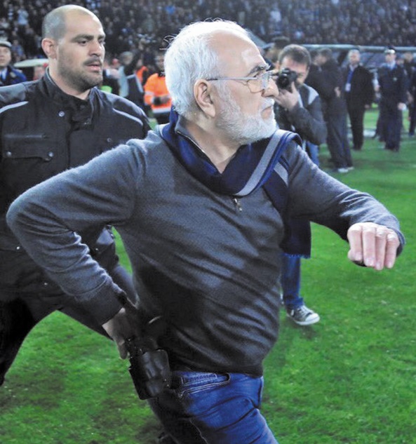 Le président du PAOK rentre sur la pelouse un pistolet à la ceinture