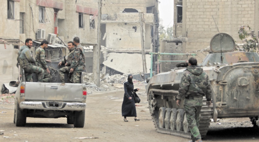 Des rebelles remettent leurs armes dans le centre de la Syrie