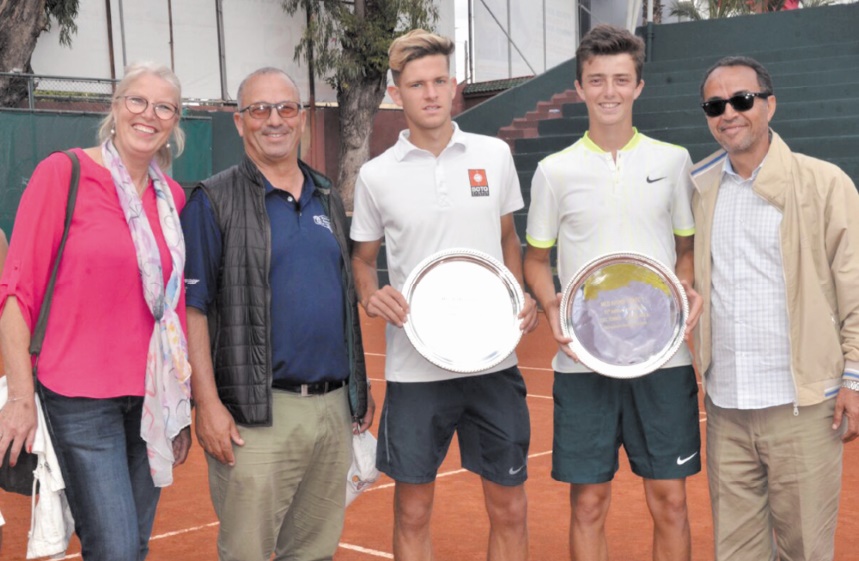 • Les vainqueurs du double Younes Lalami en compagnie du directeur du tournoi Mustapha Faïz et des parents Lalami