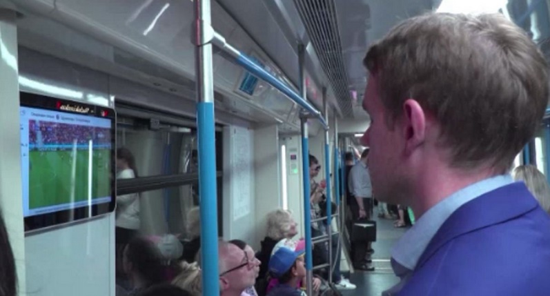 Regarder un match dans le métro de Moscou, c'est possible