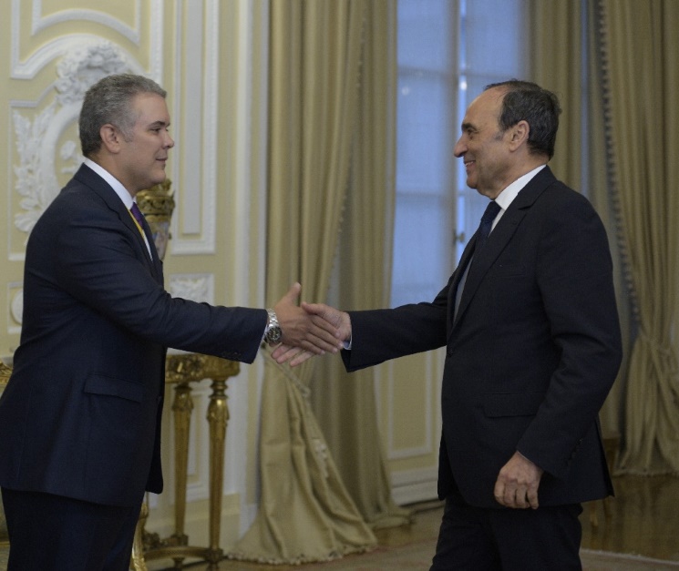 Le nouveau Président colombien, Ivan Duque Marquez, saluant le président de la Chambre des représentants.