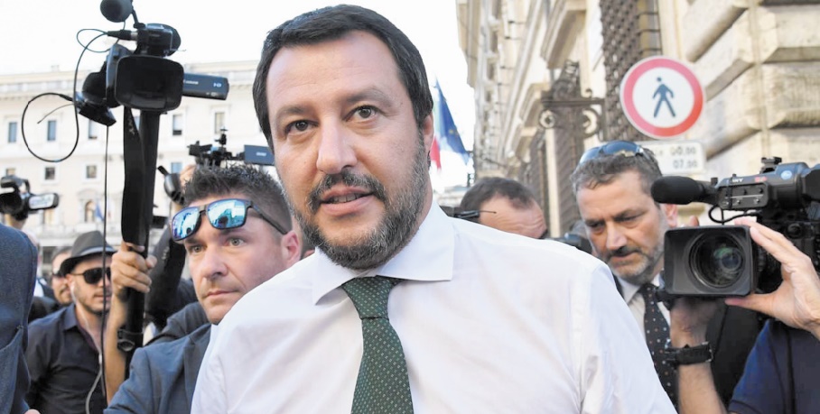 Salvini menace de fermer  les aéroports italiens aux migrants venant d'Allemagne