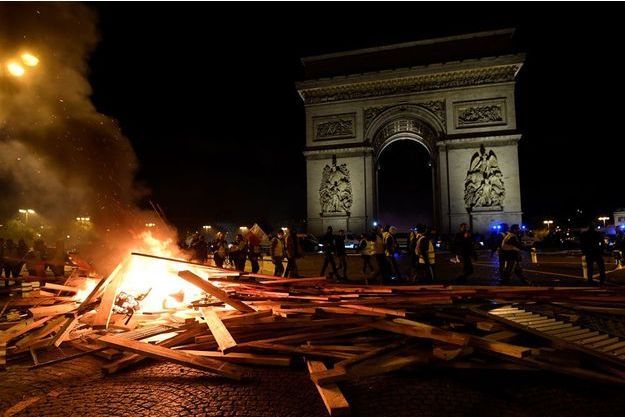 Macron exprime sa honte et dénonce les violences aux Champs Elysées