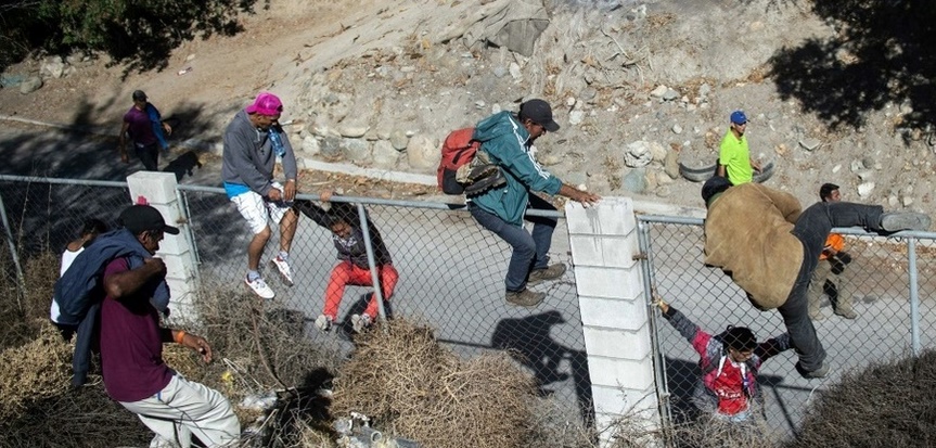 Environ 500 migrants tentent en vain de franchir la frontière américaine à Tijuana