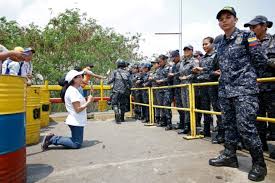 La pression internationale monte contre Maduro après une journée de violences