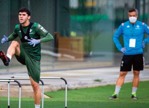 ​Le coronavirus se rappelle au foot européen qui ébauche sa reprise