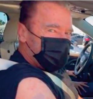 Schwarzenegger se fait vacciner contre la Covid-19 et convoque Terminator