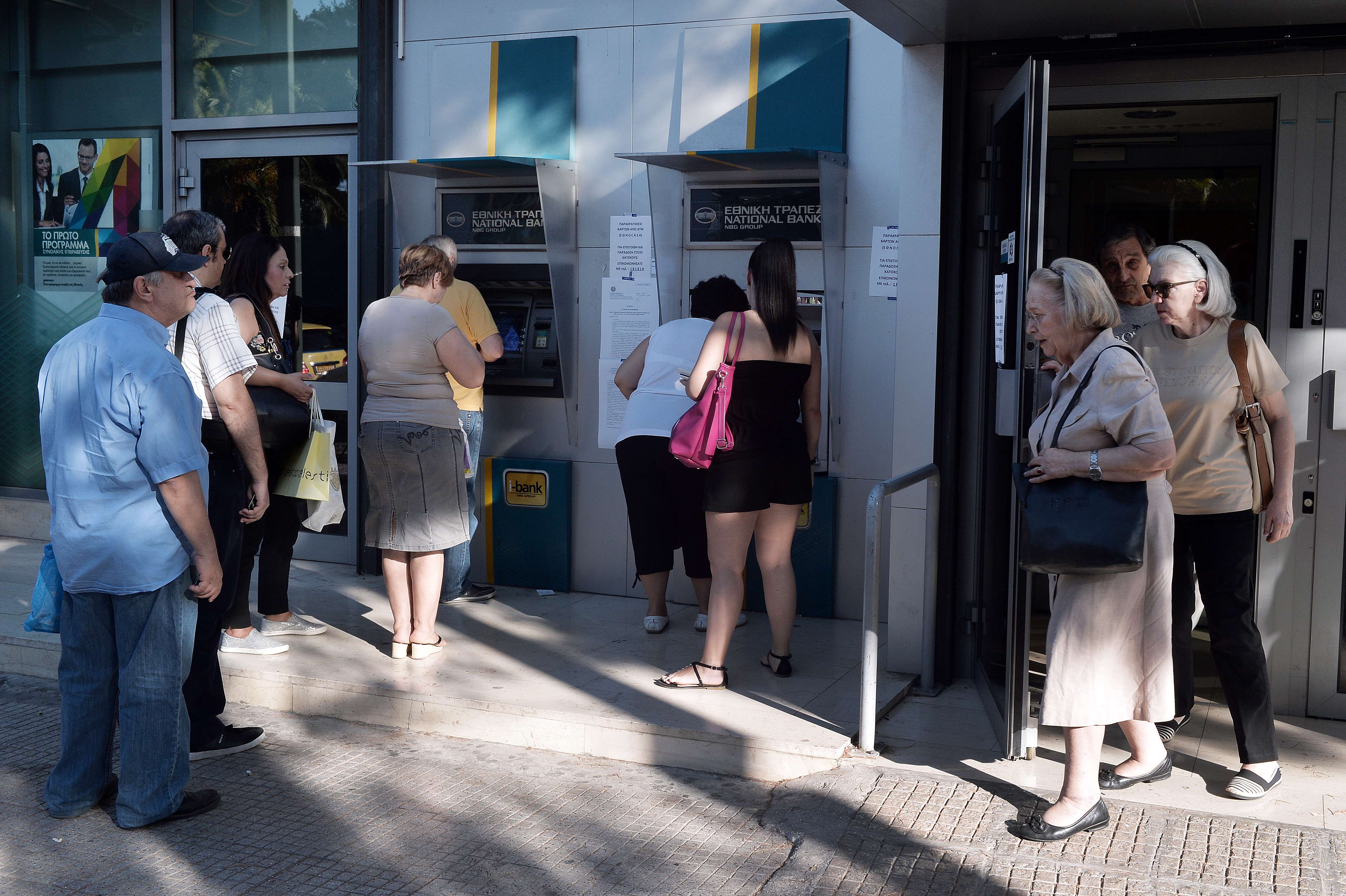 Réouverture des banques après  trois semaines de fermeture en Grèce