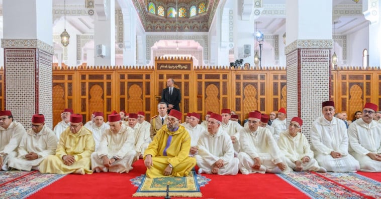 SM le Roi, Amir Al-Mouminine, accomplit la prière de l'Aïd Al-Adha à la mosquée Hassan II à Tétouan et reçoit les vœux en cette heureuse occasion