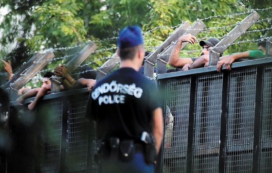 Les migrants bloqués à la frontière hongroise en quête d'autres routes vers l’Allemagne