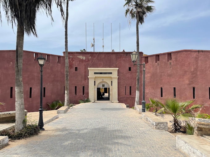 La Fondation Mahi Binebine fait don d’une œuvre artistique au Musée historique de Gorée