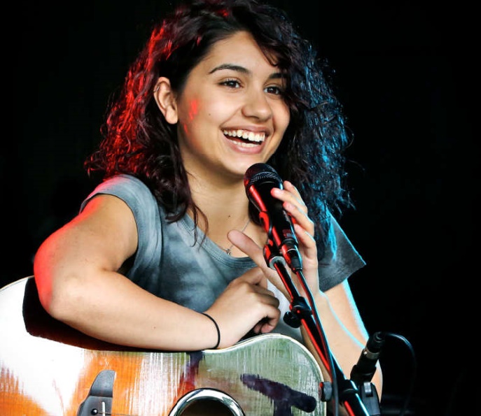 La jeune chanteuse Alessia Cara jure ne pas être la énième “teen pop star”