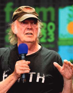 Après ses critiques, Neil Young jouera finalement au festival de Glastonbury