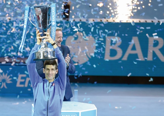 Djokovic remporte son quatrième Masters d'affilée en battant Federer