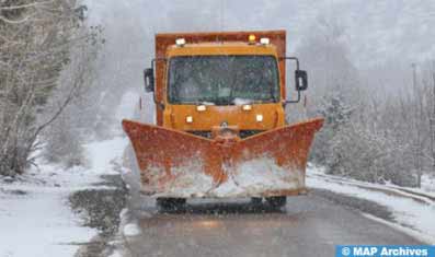 Les autorités à pied d’œuvre pour le déneigement des routes à Ifrane