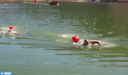 140 nageurs bravent les eaux froides du lac Aguelmam Azegza à Khénifra