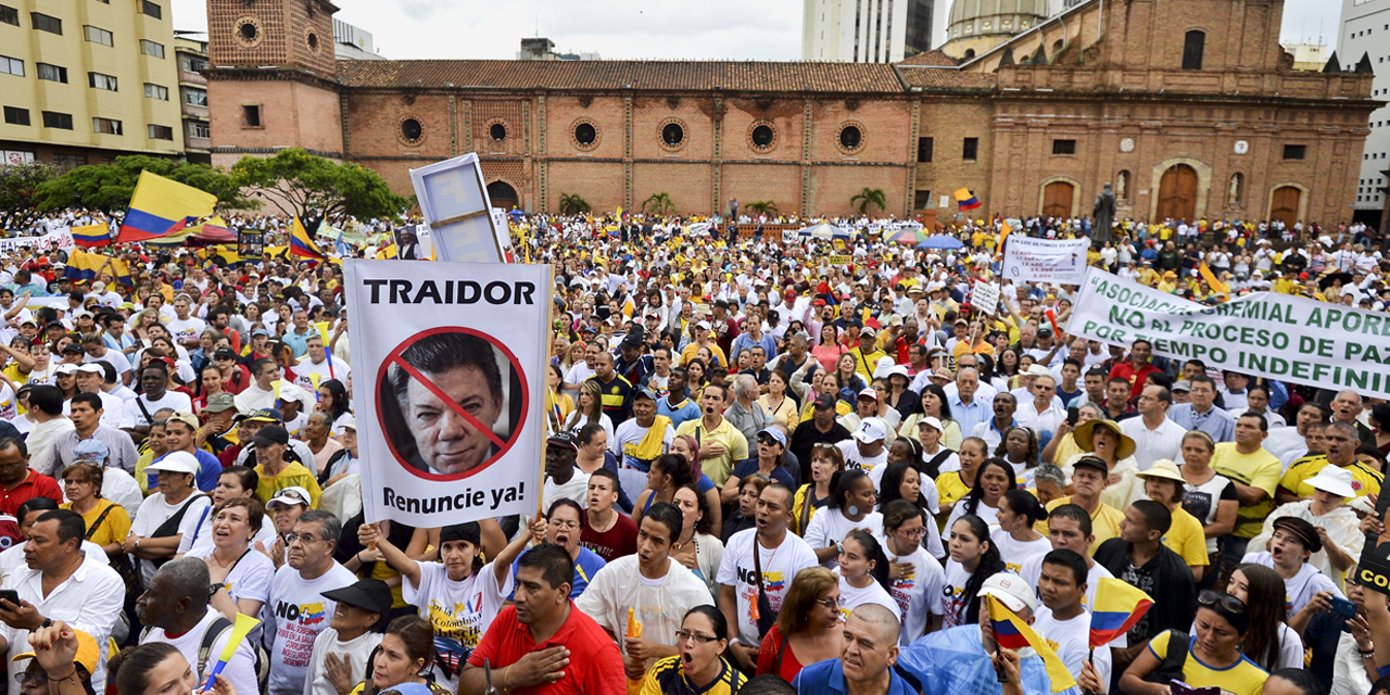 Des milliers de manifestants contre le processus  de paix en Colombie