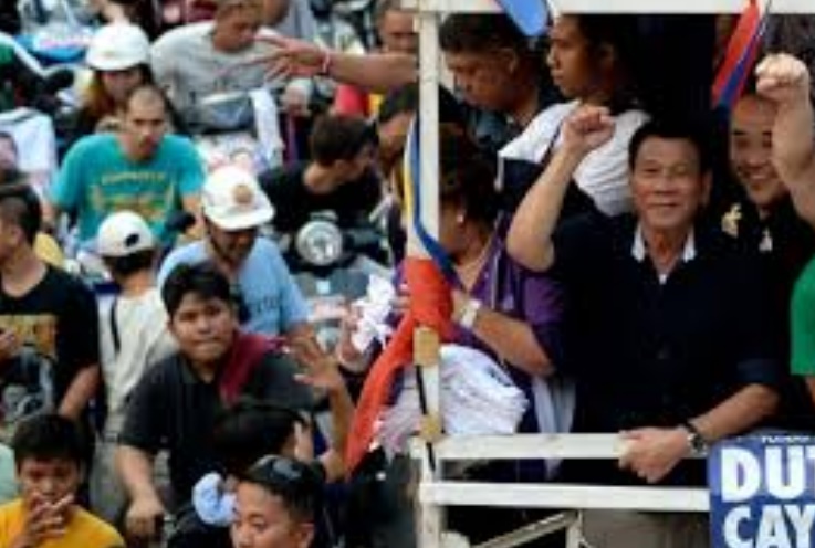 Une campagne outrancière propulse Rodrigo Duterte en pôle position de la présidentielle aux Philippines