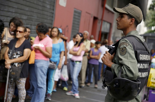 La pénurie de nourriture au Venezuela fait monter la tension