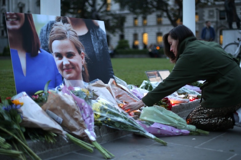 La députée travailliste Jo Cox mortellement blessée par balle, la campagne de Brexit suspendue