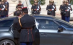 Passation de pouvoirs : François Hollande acclamé lors de son départ de l'Elysée