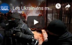 Les Ukrainiens manifestent devant l'ambassade russe de Kiev