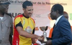 Remise du Trophée du Tour de la Côte d’Ivoire cyclisme à Mouhssine Lahssaïni