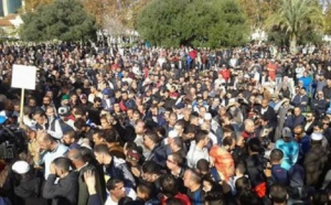 Une foule en colère à l'enterrement du journaliste Mohamed Tamalt