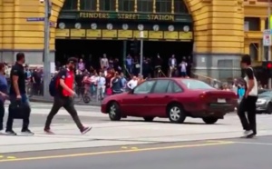 Un conducteur fou fonce dans la foule à Melbourne, au moins trois morts