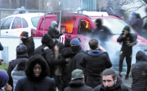 Hollande appelle au respect des personnes après de nouveaux incidents en banlieue