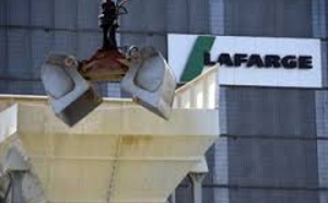 Paris appelle Lafarge à “réfléchir”  à sa participation au mur de Trump